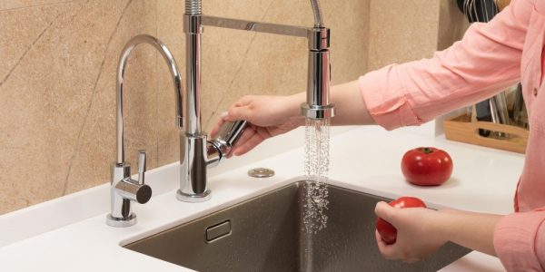 MISTURADORES E TORNEIRAS ELETRÔNICAS: CONFORTO E ÁGUA QUENTE NO SEU INVERNO