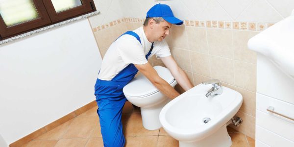 Como consertar uma bacia sanitária vazando? Aprenda agora!