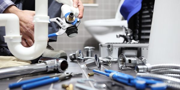 Descubra como auxiliar na manutenção hidráulica residencial
